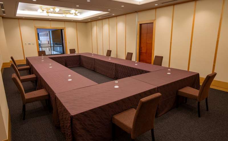 各種会議にご利用いただけるロの字に最適な会場です