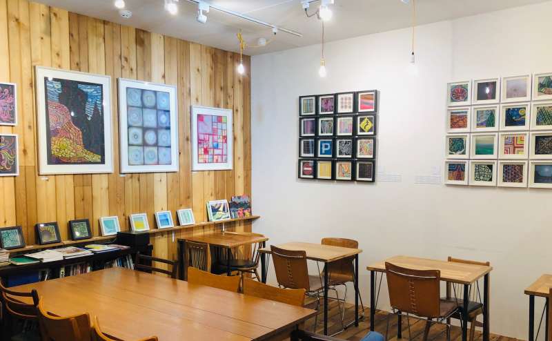 展示の様子。木目の壁面と白い壁面、どちらも釘打ちが可能です。