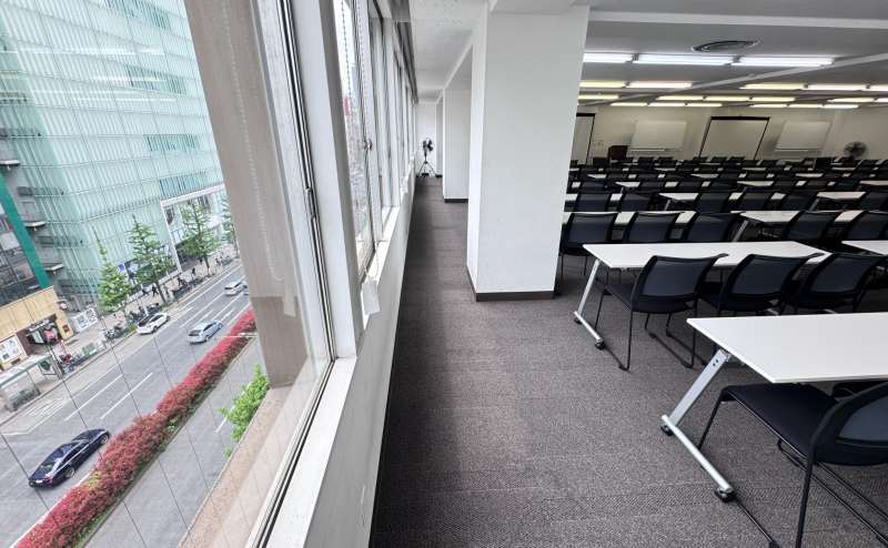 【窓際～前方までも広いスペースを取っているので、会議室内を移動しやすいです】 - TIME SHARING 新宿7Aの写真