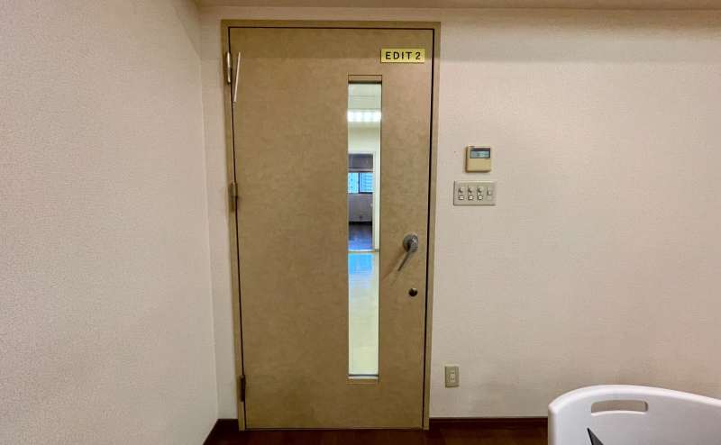 【会議室のドアは密閉型のため、周囲の音が聞こえにくく、中のお話し声が外に漏れにくいです】 - TIME SHARING 四谷8Bの写真