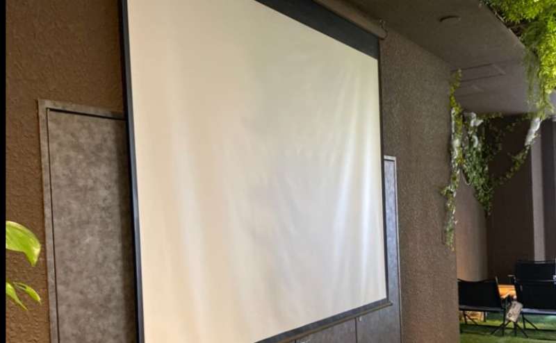 大きなスクリーンもございます。最大40名様収容可能です