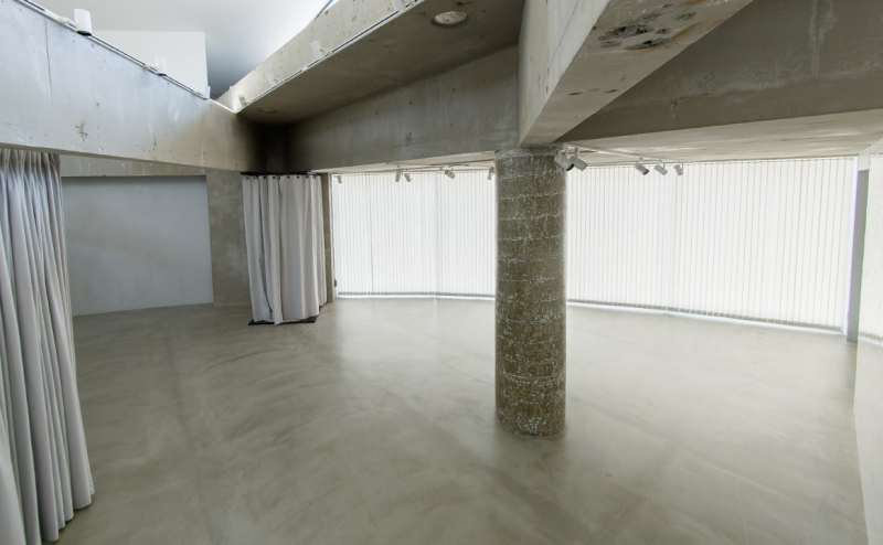 レンタルスペース 『MT Gallery DAIKANYAMA』【代官山駅目の前】天井高最大8.6mを誇る120㎡の広々空間に差し込む自然光。展示会・受注会・商用撮影に最適な都会的ギャラリー