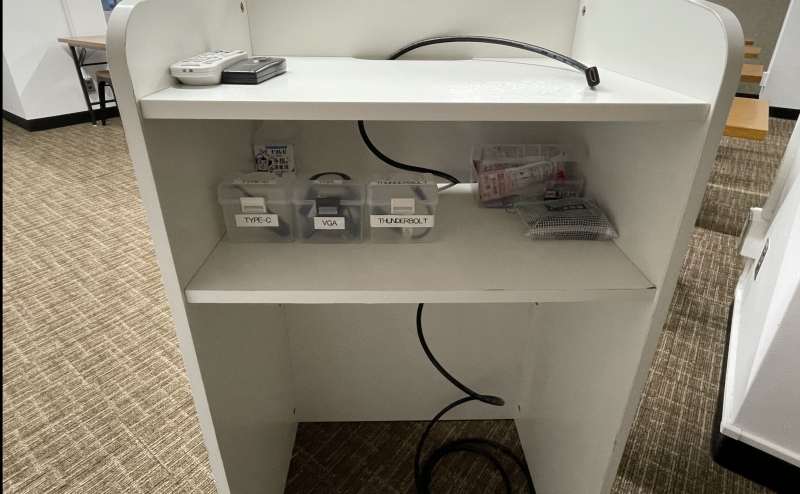 【各種変換機は司会台の中にあります】