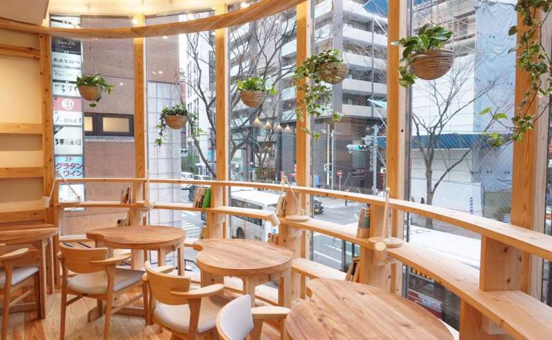 福岡市中央区警固　「警固町」バス停前　work & cafe Ta-Te