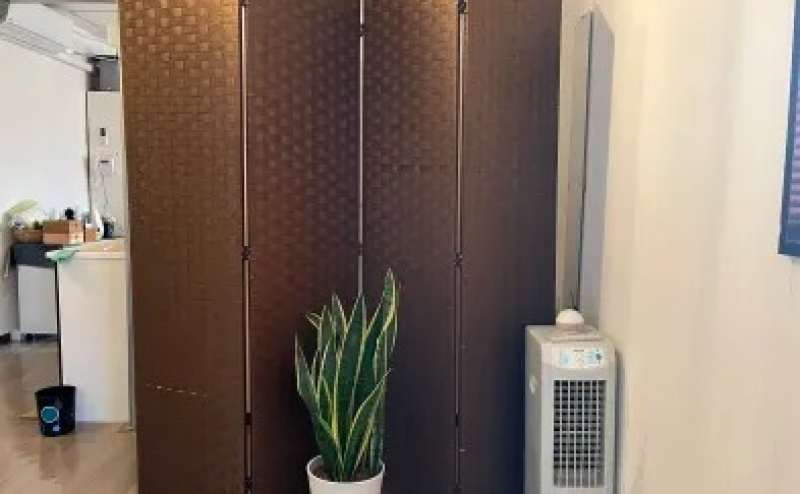 このついたての裏がトイレになります。観葉植物を豊富に置いて癒しの空間作りをしています