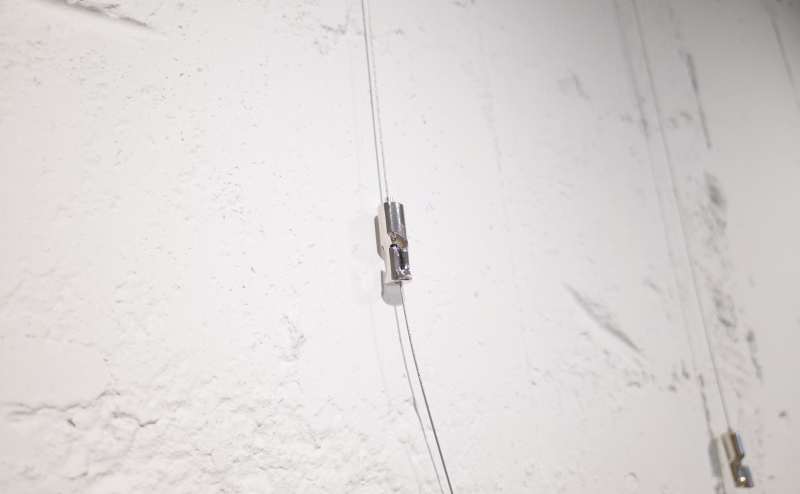 ピクチャーレール｜フックに洋服やアート作品などを設置可能。ワイヤーの長さを調節することで高さ調節可能です。