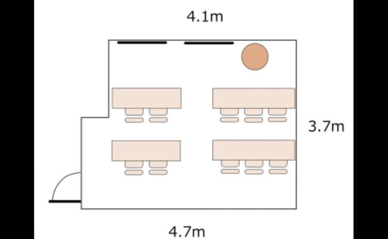 スクール形式のレイアウト例です。3名掛け10名、2人掛け8名が着席できます