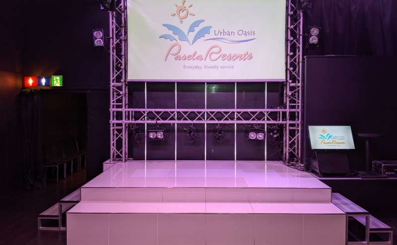 ステージ常設。演台もご用意しております。