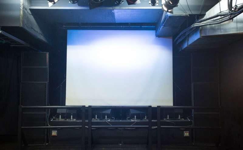 スクリーンも完備しています。上映会や試写会にいかがでしょうか。着席で80名様がご利用いただけます