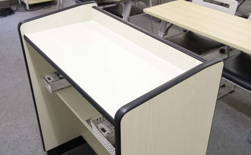 演台の上部。安定して物を置くことができます。