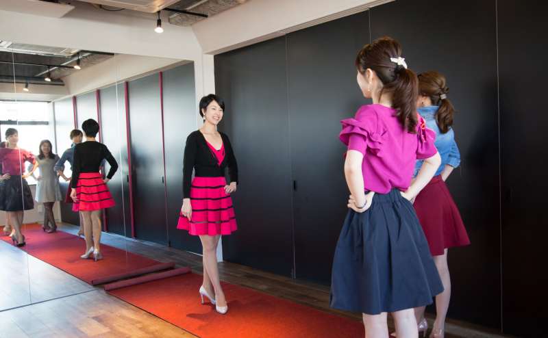 大きな鏡を備え付けています。各種レッスンに