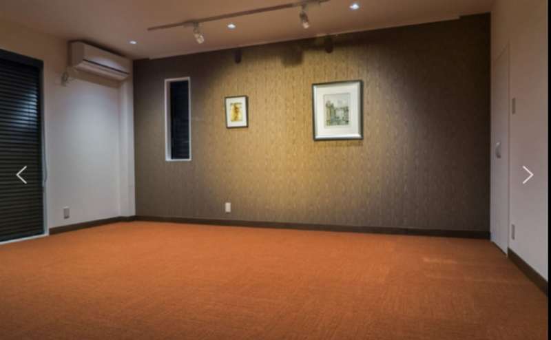 室内の様子です 間接照明が設置されているため柔らかい雰囲気のお部屋になっております