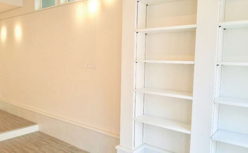 奥行きは4.41mで入り口手前には棚が設置されています