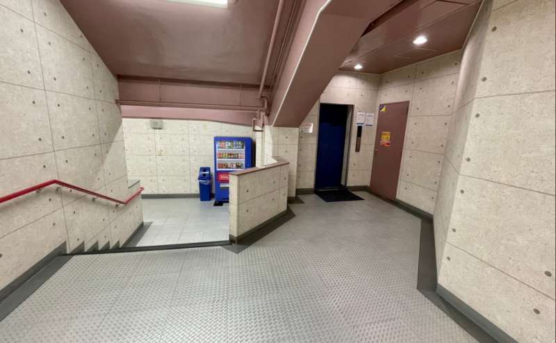 【ビル1階の自動販売機を通り過ぎ、階段を数段上がるとエレベーターがございます】 - TIME SHARING 赤羽 IMBオフィス512の写真