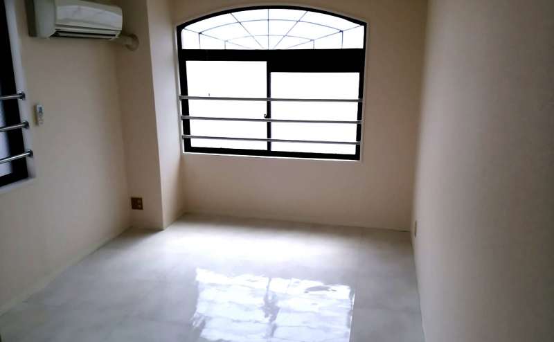 机と椅子を片付けて広々とした作業場としても