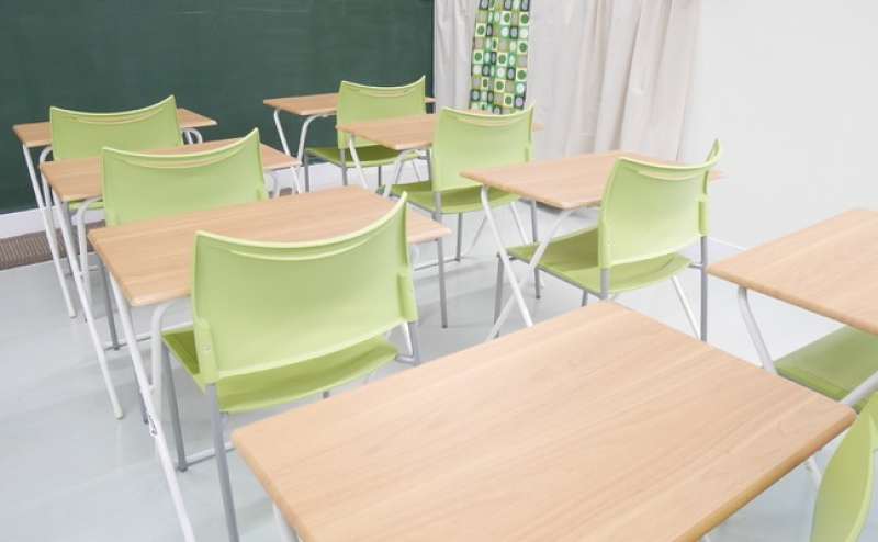 大きな黒板設置されており、レトロモダンなインテリア