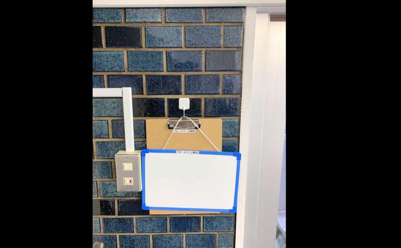 小さいホワイトボードと受付ボードが２つあります。B1Fのドア前にホワイトボードはかけることもできます。