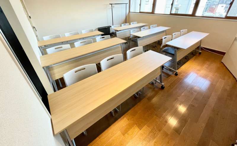 【ウッド調の床とナチュラルなテーブルがリラックスした雰囲気】 - TIME SHARING 四谷8Cの写真