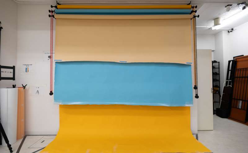 ベージュ、水色、イエローや。ピンク、赤といった写真映えする背景紙もご用意！もちろん利用料は無料です。