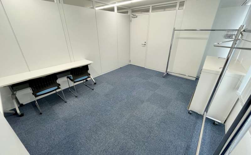 【控室は個室タイプのため、荷物置き場や更衣室等にもお使いいただけます。内側から鍵をかけることができます】 - TIME SHARING 新宿8Aの写真