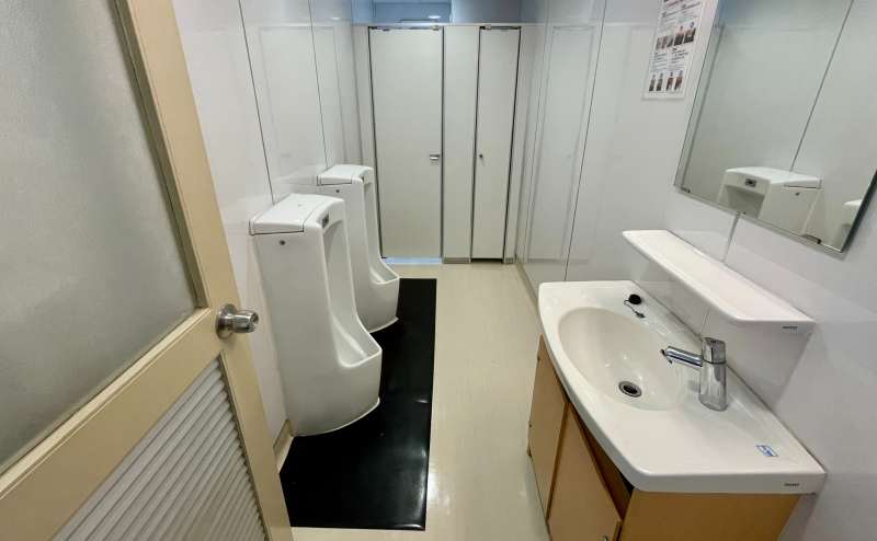 【男性トイレ（小便器×2、個室×1）】 - TIME SHARING 新宿8Aの写真