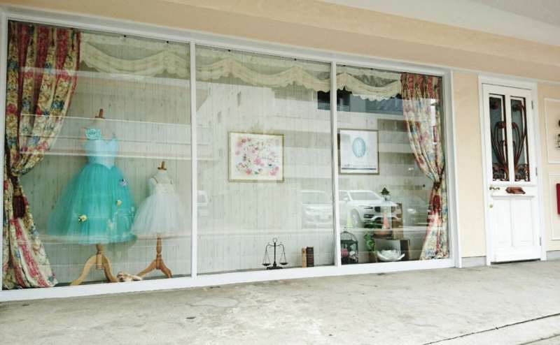 ショウウィンドウが目印