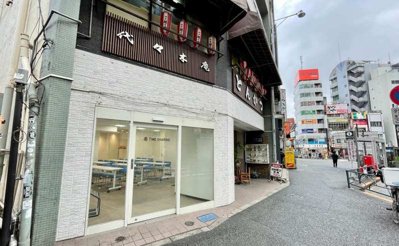 【駅前の路面店なので人通りが多く、様々な用途でお使いいただけます】 - TIME SHARING 代々木駅西口前の写真