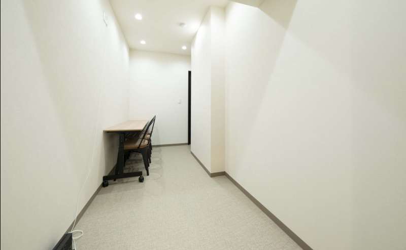 【会議室後方には小さな控室がございます】 - TIME SHARING 新宿御苑前 壱丁目参番館8Aの写真