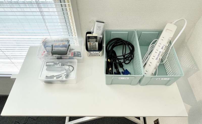 【モニター用のケーブルや変換器・リモコン・延長コード・ホワイトボード用の備品は窓際の棚にまとめてあります】 - TIME SHARING 新宿御苑前 オリエント新宿1001の写真