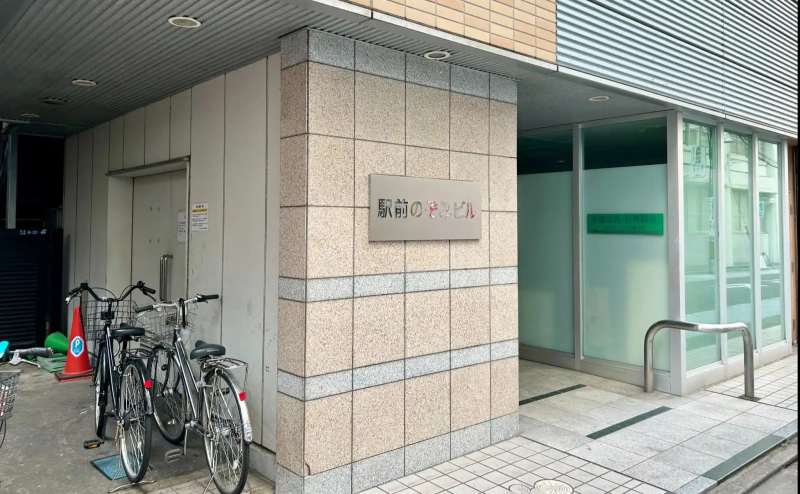 【ビル入館時・退館時ともに、ビル左手の通路を進み、セキュリティ操作を行ってください。】