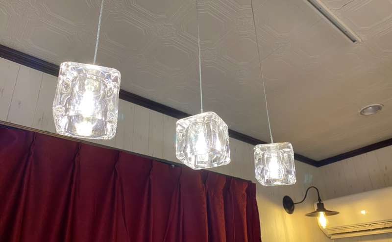 ホワイトテーブルを照らすクリスタルランプ。