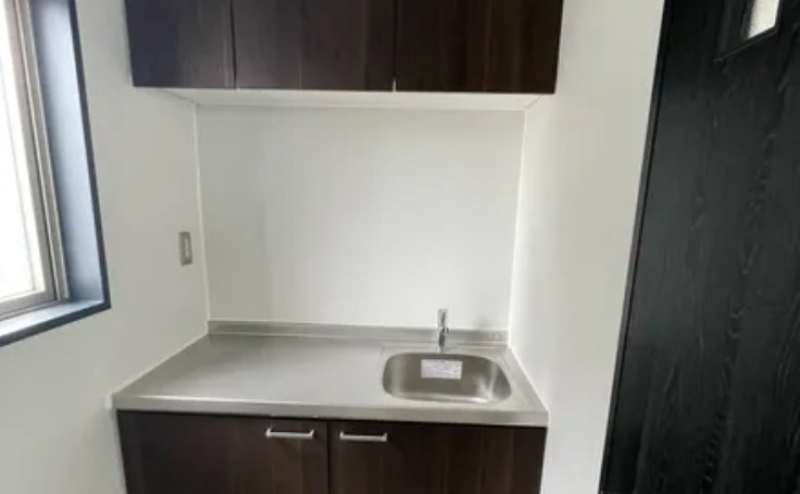 飲食物持ち込みOKです。シンク、冷蔵庫もあります。ご自由にご利用ください