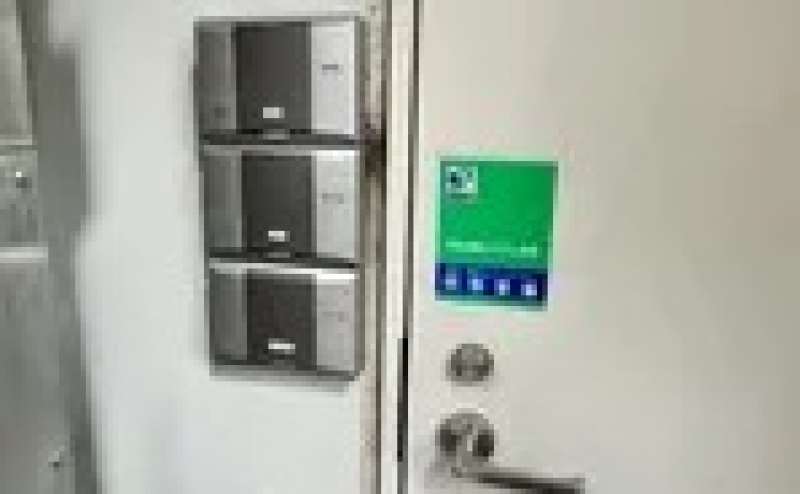 【ビル左手の通路を進むと各階のセキュリティパネルがございます。予約メールに記載の暗証番号を入力し、セキュリティを解除してください。】