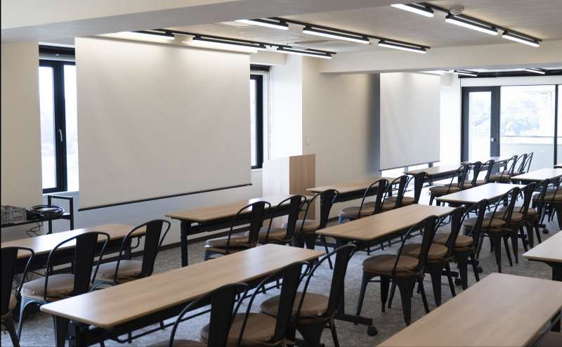 【大きな120インチスクリーン2枚にプロジェクターから同時投影できるので、どの席からも映像が見やすくなっています】 - TIME SHARING 新宿御苑前 壱丁目参番館8Aの写真