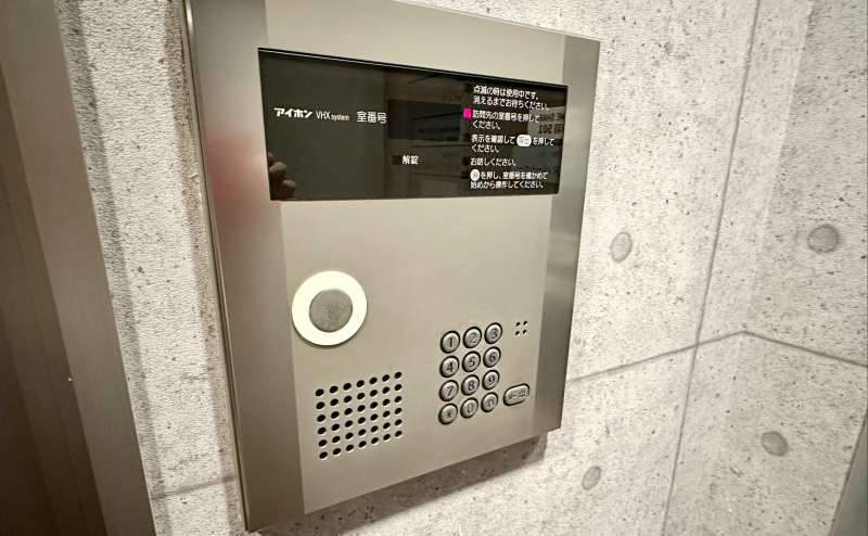 【エントランスドアの右にある集合インターホンを操作して、中にお入りください】 - TIME SHARING 赤羽 IMBオフィス511の写真