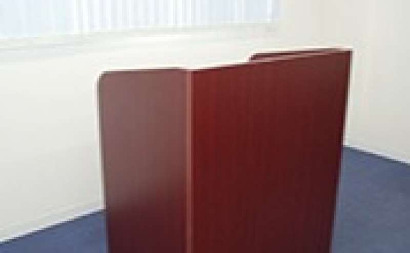 演台のレンタルもできます。格安でご利用いただける備品が揃っております。ぜひ、ご利用ください