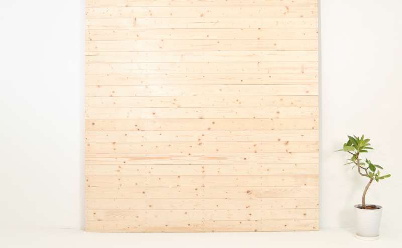 木目の壁。幅1.8mx高さ2.1m。