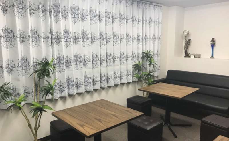 大きな窓のある開放的な空間。換気も採光もバッチリ！カーテンもおしゃれで雰囲気抜群です！