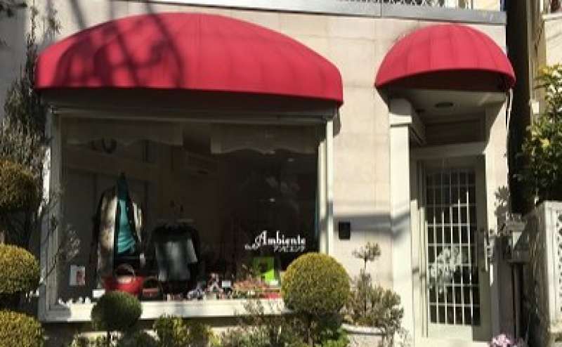 １階は赤いテントのヨーロッパ調外観のブティック