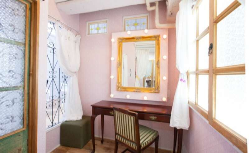 メイクルーム　控え室あり　アイロンあり