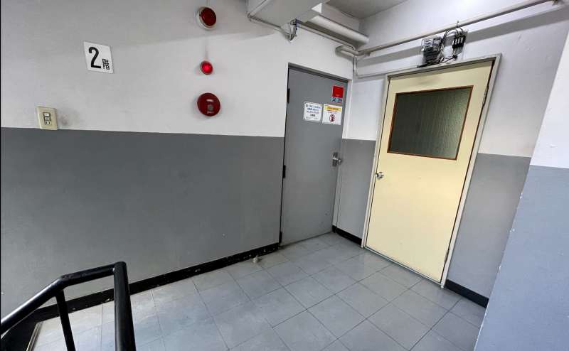 【階段を上がってすぐ左手に共用扉があります。共用扉に鍵はかかっていないのでそのままお入りください】 - TIME SHARING 秋葉原 和泉ビル205の写真