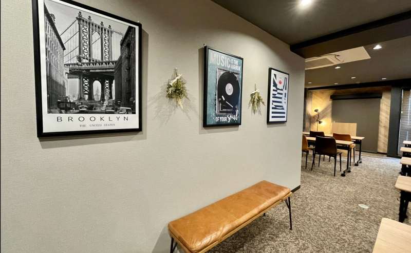 【壁のアートやベンチがあり、まるでカフェのようなおしゃれな雰囲気♪】 - TIME SHARING 田町赤羽橋 8Aの写真