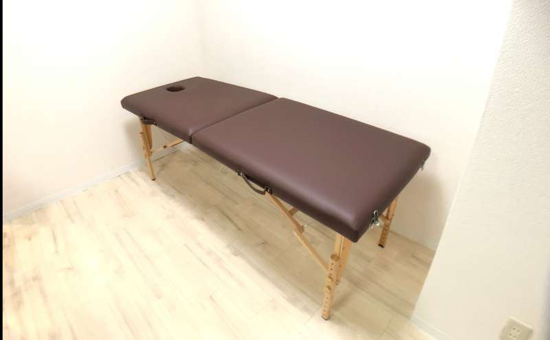 施術用ベッド。整体やセラピーにご利用頂けます。