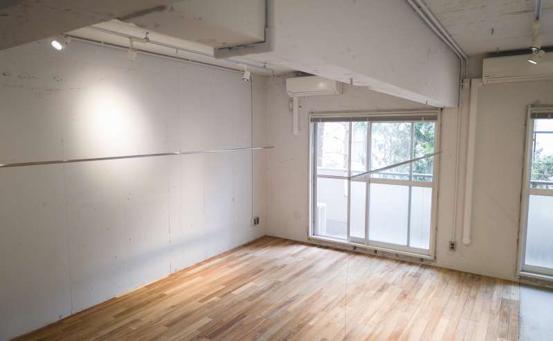 白壁×無垢フローリングエリア｜部屋中央のワイヤー吊り下げ式ラックは幅2.7m