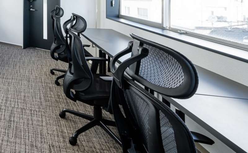 デスクとチェアを備えております。ロフト付き（有料）で多目的に使えるスペースです