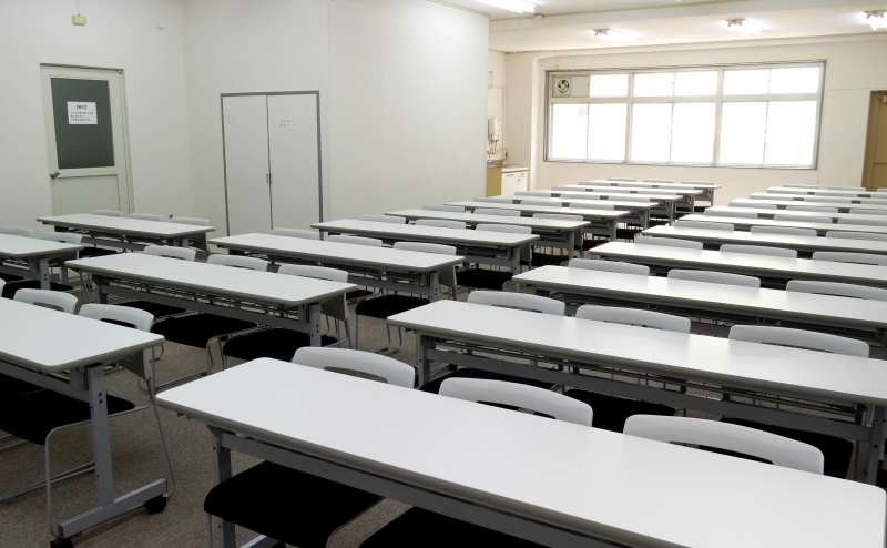 標準36名 最大39名の広々とした会議室 長机21台をご用意