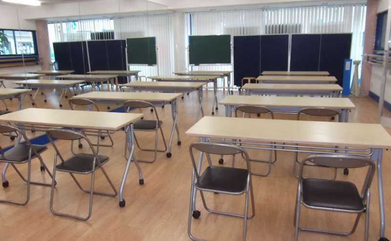 イス・テーブル利用でホワイトボード有ります（着座で約20名）