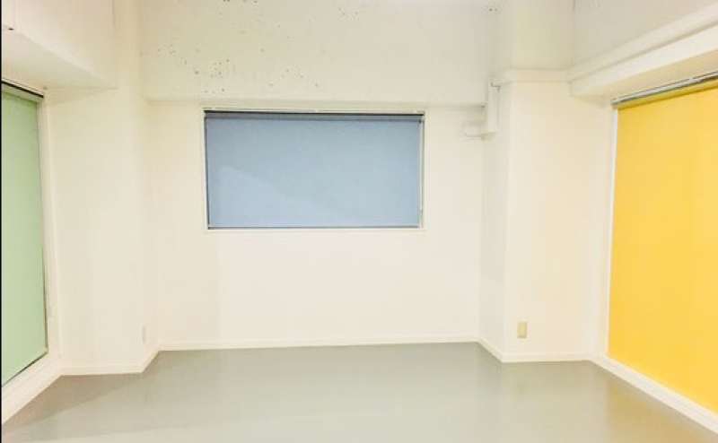 白くて清潔な床・壁・天井で気持ちよくレッスンできます