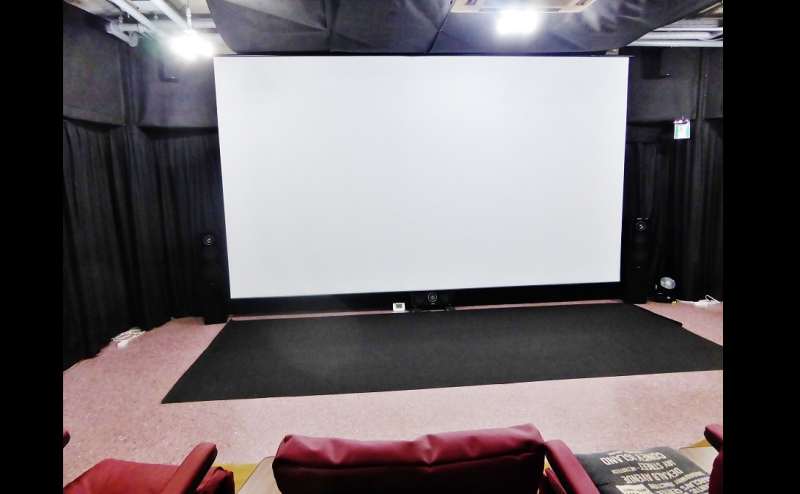 "日本初" スマホ接続で "YouTube"・ライブ映像を200/150インチ大画面の異空間で堪能！！