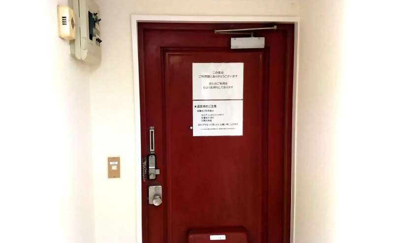 部屋の中からドアを見ています。退出時のご注意をお読みください